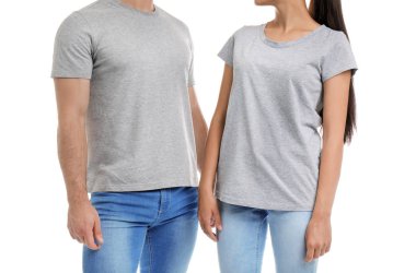 Beyaz arka plan üzerinde genç çift t-shirtler içinde. Mockup tasarım için