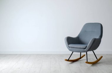 Işık duvarının kapalı yakınında şık rahat koltuk