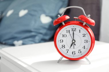 Analog alarm saat tablo yatak odasında. Günün saati