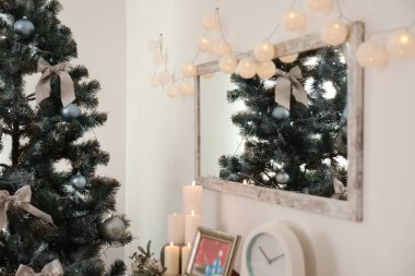 Duvar ve dekore edilmiş köknar ağacı şık salon iç ayna ile Noel ışıkları