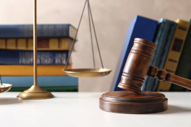 Adalet ve kitap renk arka plan karşı masada pullarla tahta tokmak. Hukuk kavramı