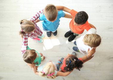 Küçük çocuklar kapalı, elle birbirlerini etrafında daire yapma üst görünüm. Birlik kavramı