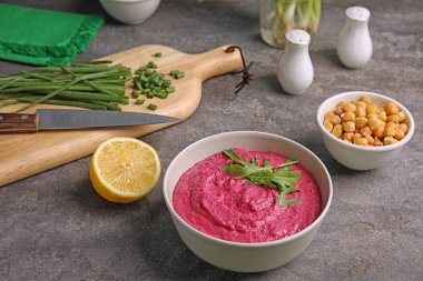 Lezzetli kremsi pancar humus karanlık tablo ile kase