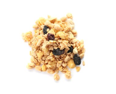 Müsli beyaz zemin üzerine üzümlü. Sağlıklı tahıl ve tahıl
