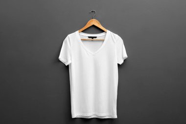 Askı ile boş t-shirt gri arka plan üzerine. Mockup tasarım için