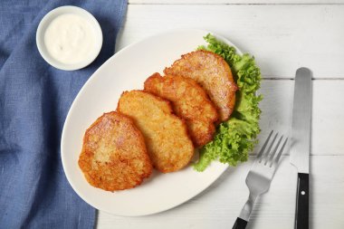 Lezzetli patates börek ve ahşap masa, üstten görünüm sosu ile plaka