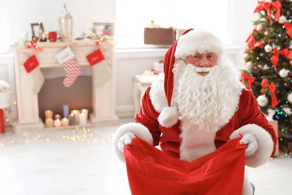 Настоящий Санта Клаус Мешком Подарков Помещении — стоковое фото