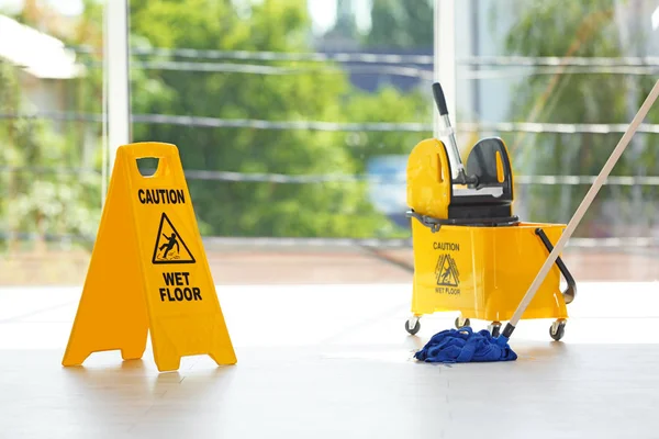 Señal Seguridad Con Frase Precaución Piso Mojado Cubo Fregona Interiores — Foto de Stock