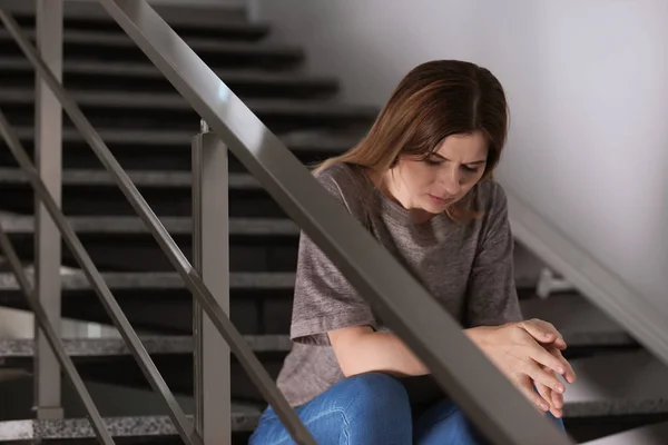 Mujer Solitaria Deprimida Sentada Escaleras Interiores — Foto de Stock