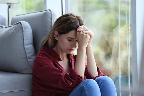 Yalnız Kadın Evde Depresyon — Stok fotoğraf