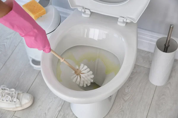 Schoonmaken Van Pot Badkamer Close Vrouw — Stockfoto