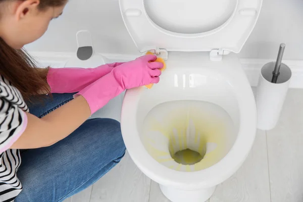 Γυναίκα Τον Καθαρισμό Της Τουαλέτας Στο Μπάνιο Κοντινό Πλάνο — Φωτογραφία Αρχείου