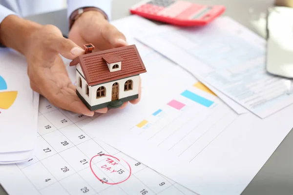 Hombre Sosteniendo Modelo Casa Mesa Primer Plano Impuesto Sobre Propiedad — Foto de Stock