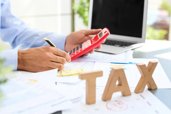 Contador Fiscal Trabajando Con Calculadora Mesa — Foto de Stock
