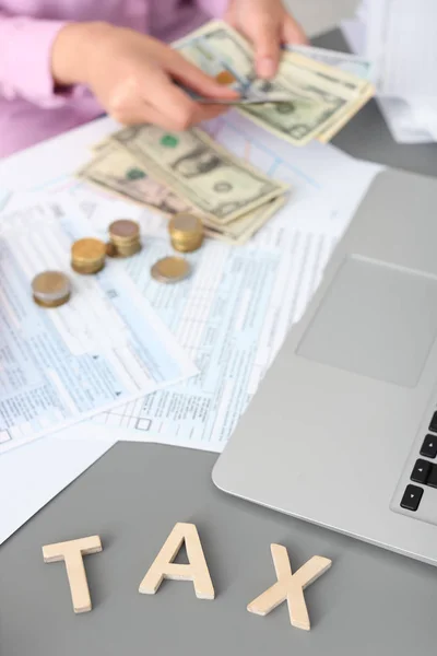 Joven Mujer Calculando Impuestos Mesa Primer Plano —  Fotos de Stock