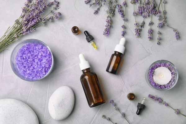 Plat Lag Samenstelling Met Lavendel Natuurlijke Cosmetica Grijze Achtergrond — Stockfoto