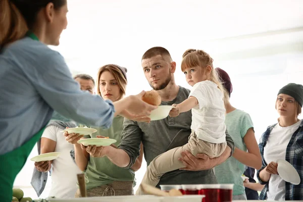 Voluntarios Sirviendo Comida Para Pobres Interior — Foto de Stock