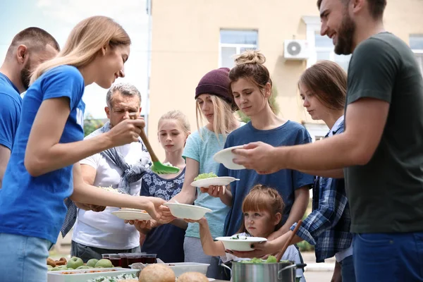 Voluntarios Sirviendo Comida Para Pobres Aire Libre — Foto de Stock