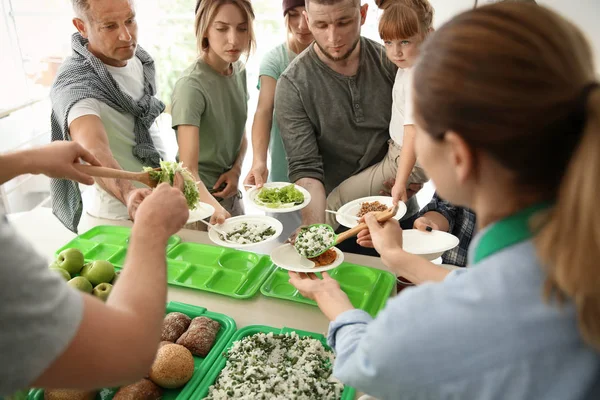 Voluntarios Sirviendo Comida Para Pobres Interior — Foto de Stock