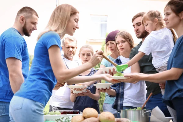 Voluntarios Sirviendo Comida Para Pobres Aire Libre — Foto de Stock