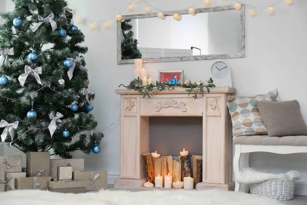 Elegante Soggiorno Interno Con Albero Natale Decorato — Foto Stock