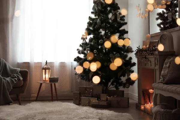 Elegante Salón Interior Con Árbol Navidad Decorado Luces Borrosas Primer — Foto de Stock