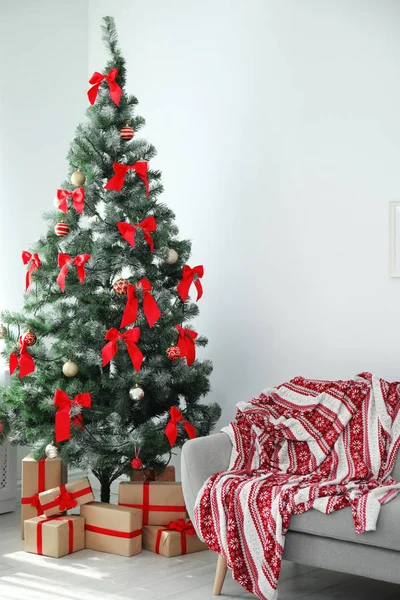Stilvolle Wohnzimmereinrichtung Mit Geschmücktem Weihnachtsbaum Und Bequemem Sofa — Stockfoto