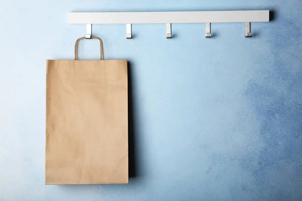 Rek Met Papieren Boodschappentas Kleur Muur — Stockfoto