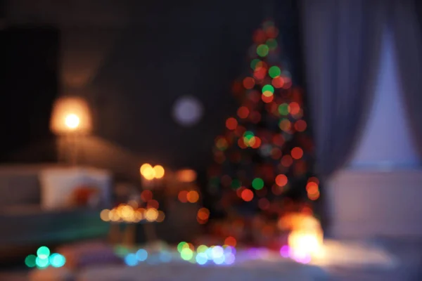 装饰圣诞树的时尚房室内模糊视图 — 图库照片