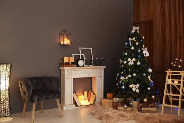 Stijlvolle Kamer Interieur Met Kerstboom Decoratieve Open Haard — Stockfoto
