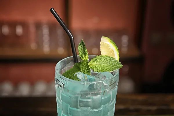Bicchiere Con Delizioso Cocktail Sfondo Sfocato — Foto Stock