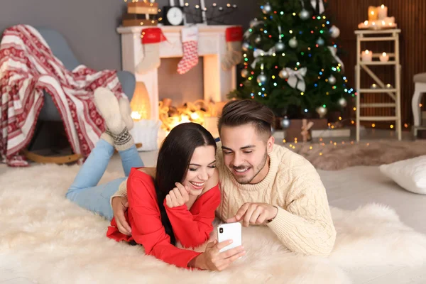 Šťastný Mladý Pár Při Selfie Zdobené Pro Vánoční Pokoj — Stock fotografie