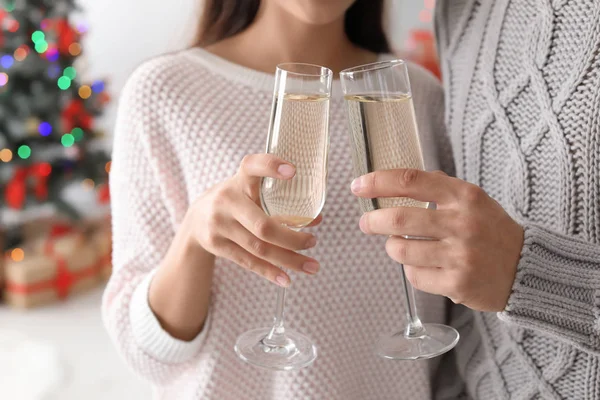 Felice Giovane Coppia Con Bicchieri Champagne Che Celebrano Natale Casa — Foto Stock