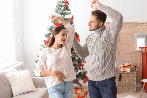 Joyeux Jeune Couple Dansant Près Arbre Noël Maison — Photo