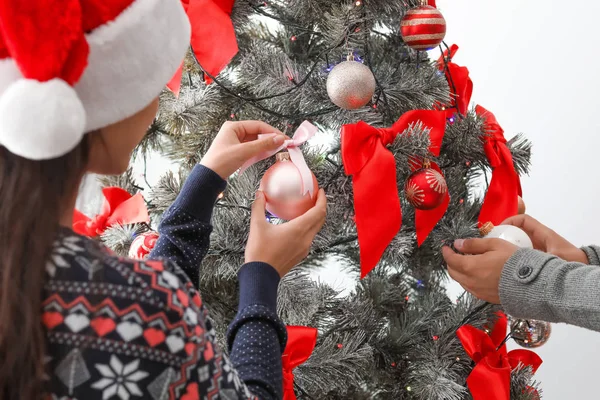 Šťastný Mladý Pár Zdobení Vánočního Stromu Společně Doma — Stock fotografie