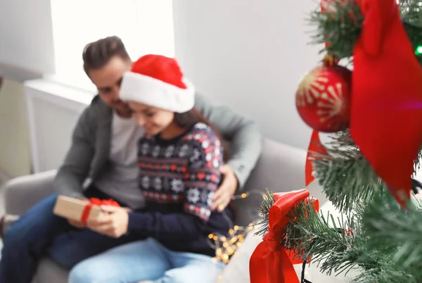 Vánoční Strom Šťastný Mladý Pár Krabičky Gauči Doma — Stock fotografie