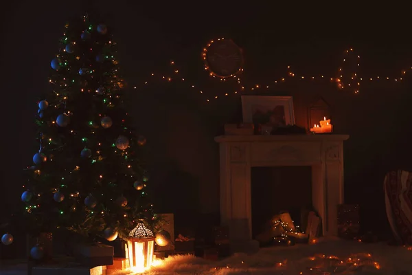 Stilvolles Interieur Mit Weihnachtsbaum Und Kamin — Stockfoto