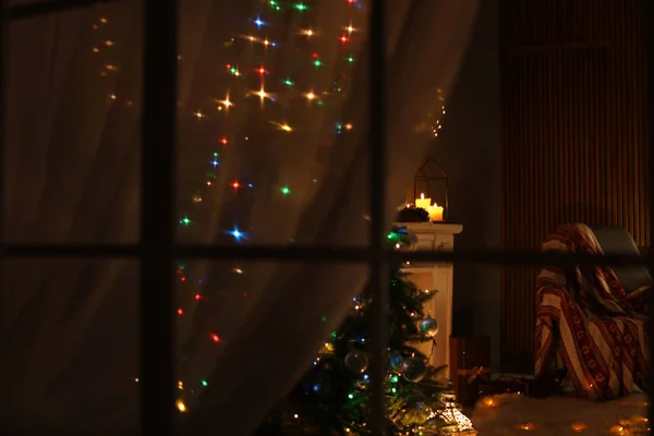 Stylový Obývací Pokoj Interiéru Vánoční Osvětlení Noci Zobrazení Prostřednictvím Okna — Stock fotografie