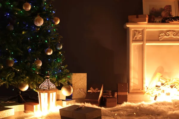 Stilvolle Wohnzimmereinrichtung Mit Weihnachtsbaum Und Nächtlichem Kamin — Stockfoto