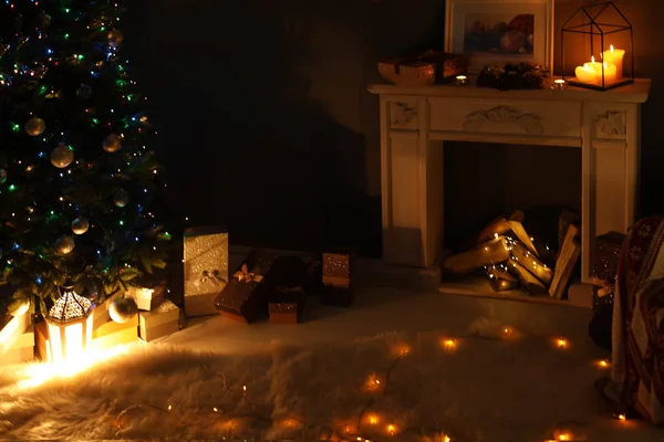 Elegante Sala Estar Interior Com Luzes Natal Lareira Noite — Fotografia de Stock