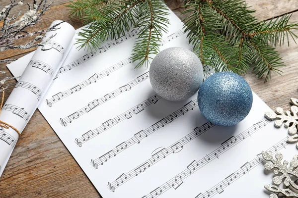Σύνθεση Στολίδια Χριστουγεννιάτικα Και Φύλλα Μουσική Στο Φόντο Ξύλινη — Φωτογραφία Αρχείου