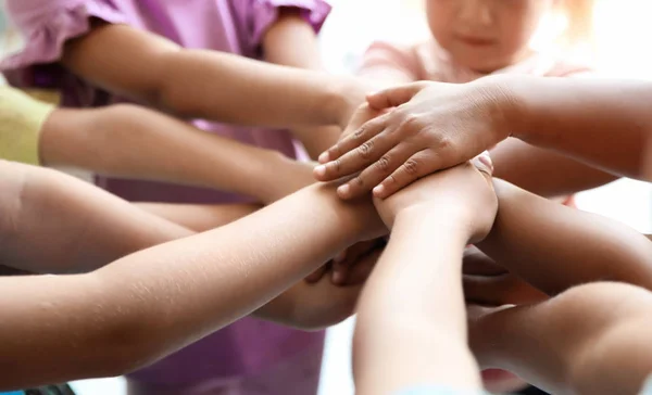 Criancinhas Juntar Mãos Perto Conceito Unidade — Fotografia de Stock