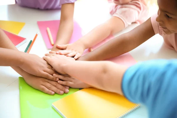 Crianças Juntando Mãos Mesa Perto Conceito Unidade — Fotografia de Stock