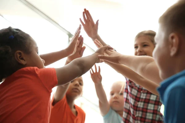 Crianças Pequenas Juntando Mãos Fundo Claro Conceito Unidade — Fotografia de Stock
