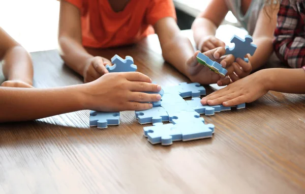 Kicsinyeim Játszik Puzzle Asztalnál Hangsúly Kezét Egység Fogalma — Stock Fotó
