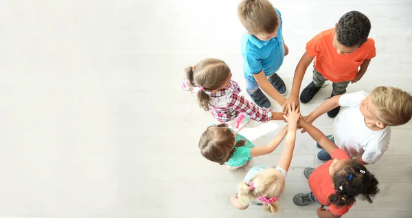 Crianças Pequenas Juntando Mãos Dentro Casa Vista Superior Conceito Unidade — Fotografia de Stock