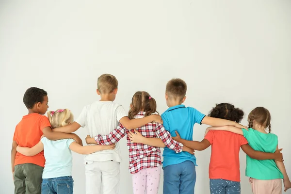 Crianças Abraçando Umas Outras Com Mãos Fundo Claro Conceito Unidade — Fotografia de Stock