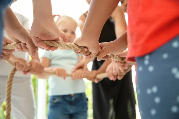 Crianças Segurando Corda Concentrem Nas Mãos Conceito Unidade — Fotografia de Stock