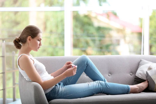 Jeune Femme Avec Test Grossesse Maison Gynécologie — Photo