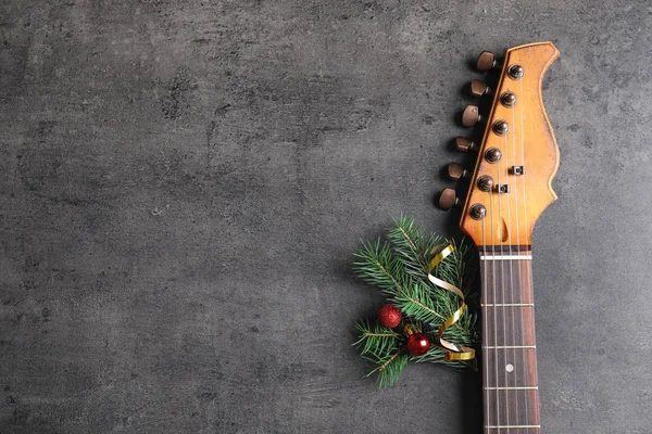 Gitaar Decoraties Grijze Achtergrond Kerst Muziek Concept — Stockfoto